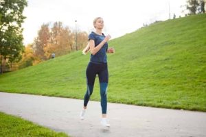 女性が自然の中でランニング