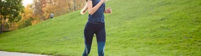 女性が自然の中でランニング