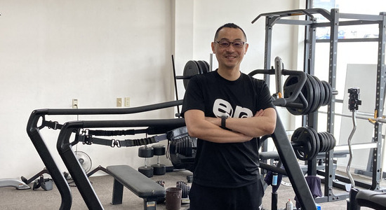 男性が腕を組む