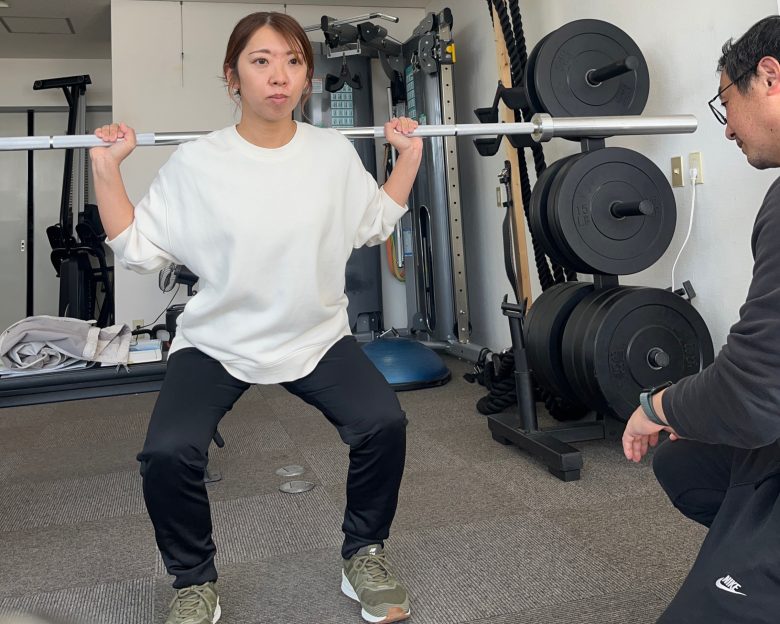 富士市パーソナルジムでトレーニングする３０代女性