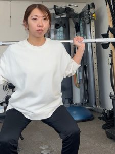 富士市のパーソナルジムepでトレーニング指導を行う様子